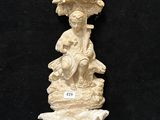 figurine en ivoire sculpté représentant une femme portant un panier sur la tête