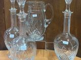 trois vases en verre posés les uns à côté des autres sur une table