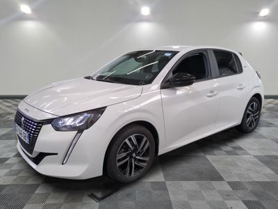 la voiture blanche est garée sur le sol à carreaux d'une pièce