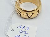 une bague en or sur laquelle est gravé un nom, à côté d'une étiquette de prix