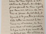 une lettre manuscrite d'un homme qui tient une feuille de papier
