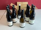 six bouteilles de vin posées sur une table à côté d'un carton