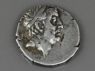 une vieille pièce d'argent sur laquelle est représentée la tête d'un homme