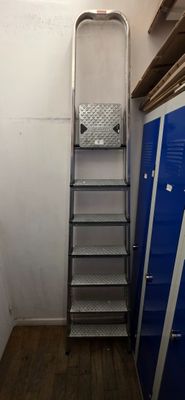 ENSEMBLE COMPRENANT : - 1 ESCABEAU DE 6 MARCHES,