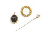 deux broches en or et diamants, une épingle et un bâton