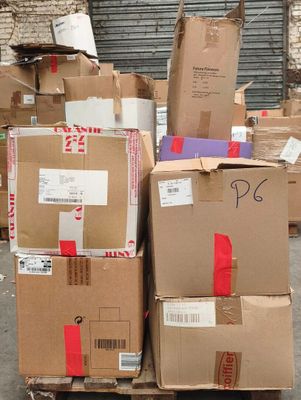 de nombreuses boîtes empilées les unes sur les autres dans un carton