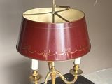 une lampe posée sur une table