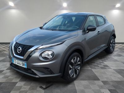 un SUV Nissan Juke gris garé sur un sol à damier