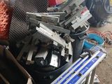 un tas de vieilleries à l'arrière d'un camion