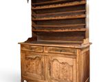 une vieille commode en bois avec un plateau en bois et deux tiroirs