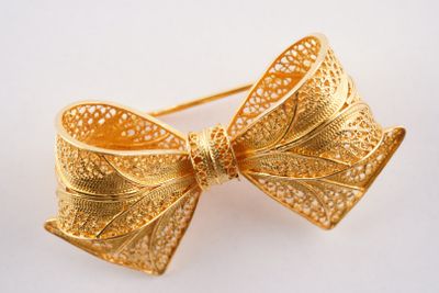 broche en forme de nœud en or, ornée d'un motif en filigrane