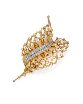 une broche en forme de feuille, en or et diamants, signée Van Cleef