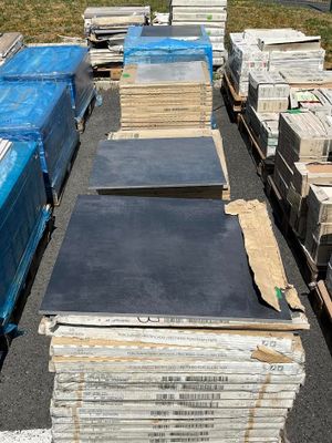 beaucoup de cartons et de palettes au bord de la route