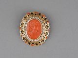 une broche-camée en or et corail, ornée de pierres noires et blanches
