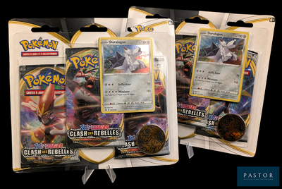 trois paquets de cartes à collectionner Pokémon exposés dans un magasin