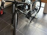 un vélo posé par terre dans le magasin