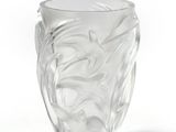 un vase en verre transparent orné d'un motif