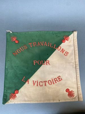 un vieux drapeau aux couleurs rouge et verte accroché à un mur