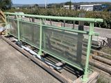 une clôture verte installée au bord de la route