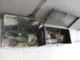 une boîte contenant du matériel électrique