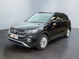 un SUV Volkswagen noir garé dans une grande pièce