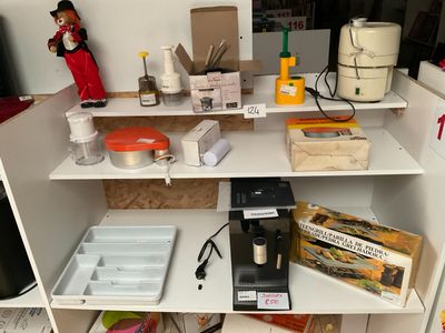 une étagère contenant divers objets dans une pièce