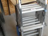 une photo d'une table sur laquelle sont posés tout un tas d'outils