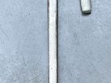un marteau posé par terre à côté d'un couteau