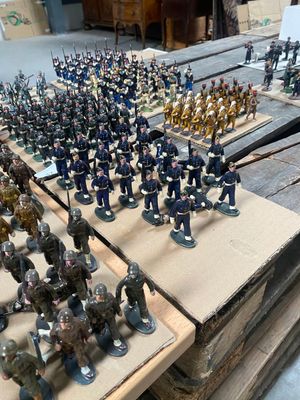 un grand nombre de figurines posées sur une table