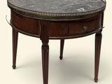 une petite table avec un plateau en marbre sur fond blanc