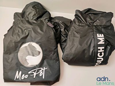 deux sacs posés l'un à côté de l'autre sur une table