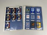 deux dossiers ornés de badges, posés sur une table