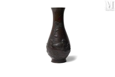 JAPON, Époque Meiji Vase en bronze à patine brune