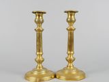 paire de chandeliers anciens en laiton sur fond blanc
