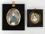deux portraits encadrés représentant un homme et une femme, accrochés au mur
