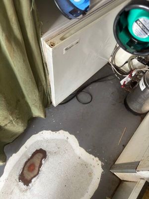 des toilettes sales dans un coin d'une pièce, près d'une fenêtre