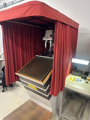 une image représentant une pièce avec un rideau rouge et une machine
