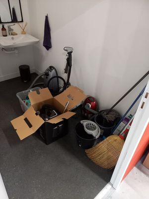 une pièce équipée de toilettes, d'un lavabo et d'un placard
