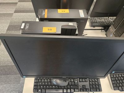 beaucoup d'ordinateurs posés sur une table