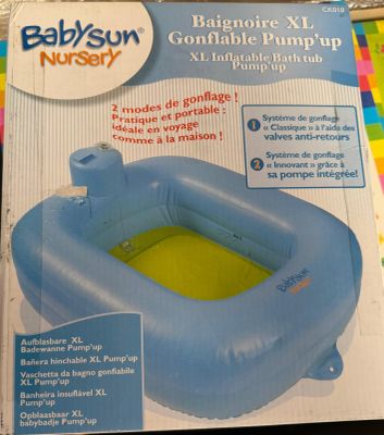 une boîte contenant un siège gonflable bleu pour bébé