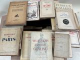 plusieurs vieux livres sont empilés sur une table