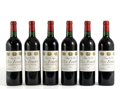 six bouteilles de vin rouge alignées sur une surface blanche