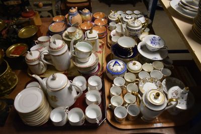 de nombreuses assiettes et bols sur la table, sur lesquels sont posées des tasses et des soucoupes