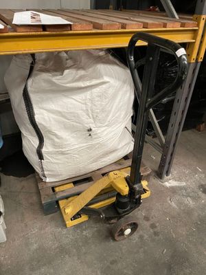 une table jaune sur laquelle est posé un sac