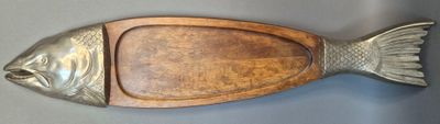 une planche à découper en bois en forme de poisson posée sur une table