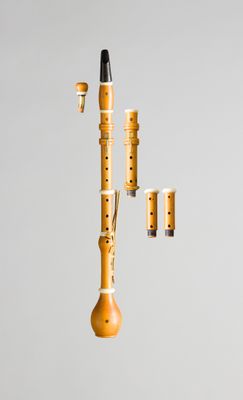un instrument de musique suspendu au plafond
