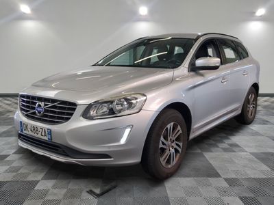 Le SUV Volvo argenté est garé dans une grande pièce.