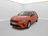 une voiture rouge dans une pièce blanche au sol blanc