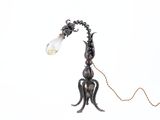 une image représentant une lampe sur laquelle figure une pieuvre