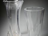 deux vases posés l'un à côté de l'autre sur une table